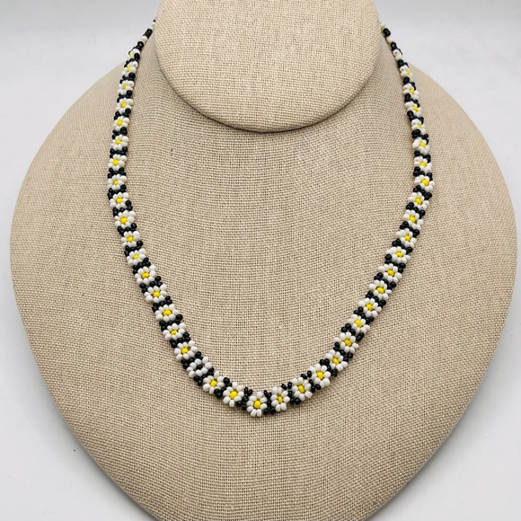 Vintage Handcrafted Seed Bead Daisy Necklace White Yellow Black Boho Hippie Vibe - Picture 1 of 9